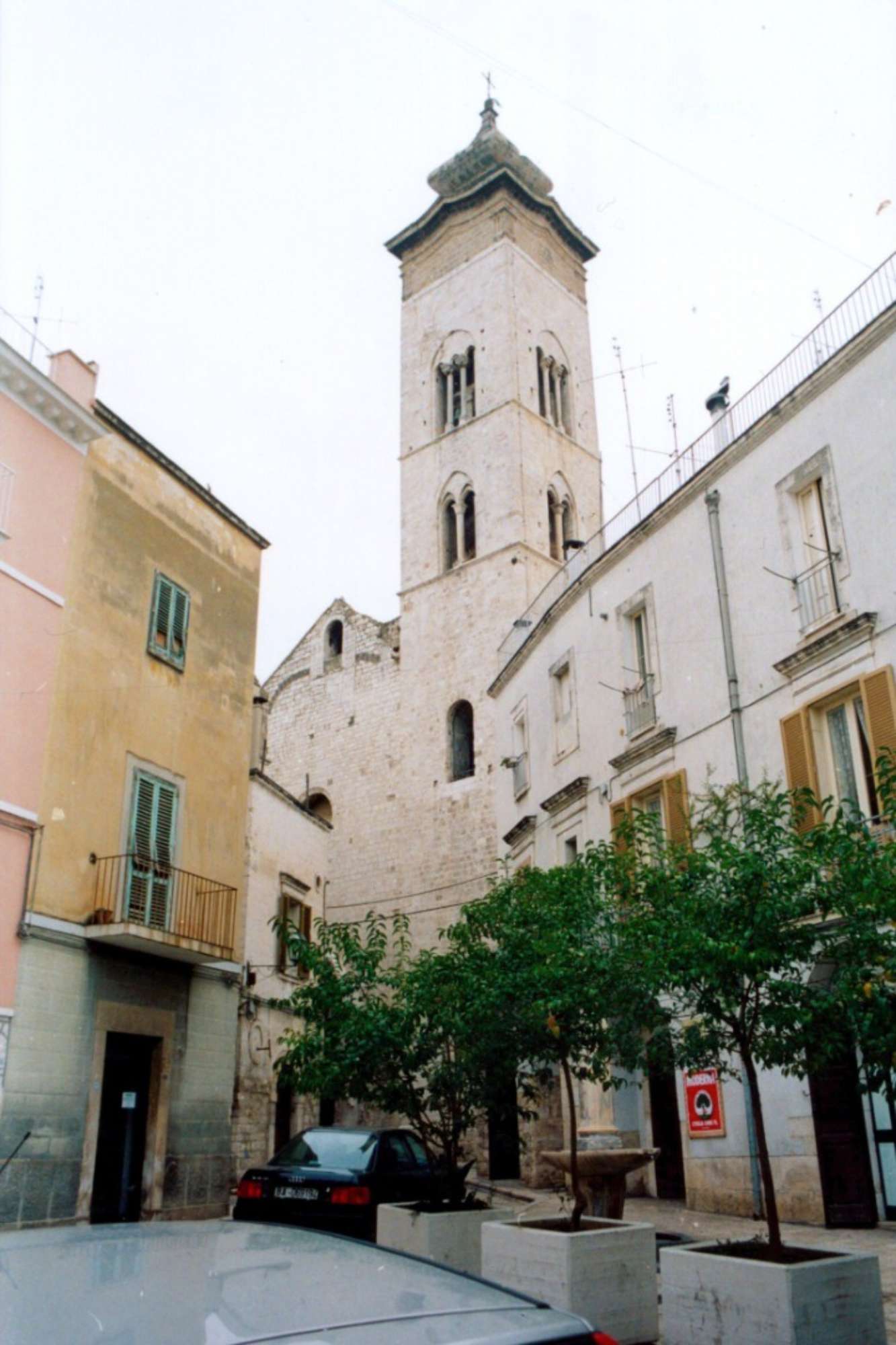 esterno con campanile